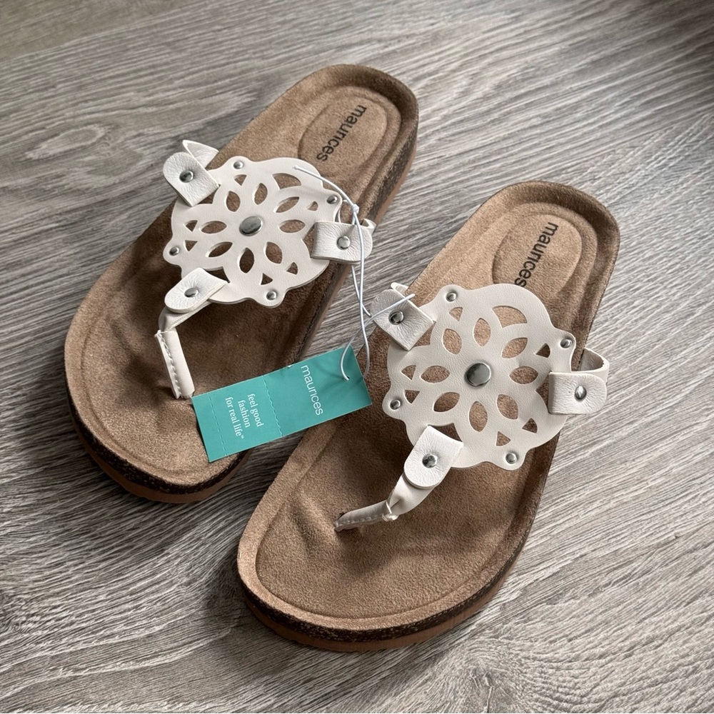 NWT MAURICES VANESSA MEDALLION FOOTBED SANDAL IN WHITE